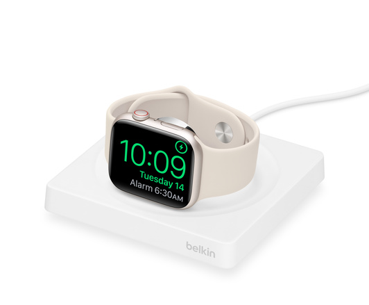 Das weiße Belkin Boost Charge Pro Tragbare Schnellladegerät für die Apple Watch ist ein magnetisches Schnelllademodul für die Apple Watch Series 8 und die Apple Watch Ultra.