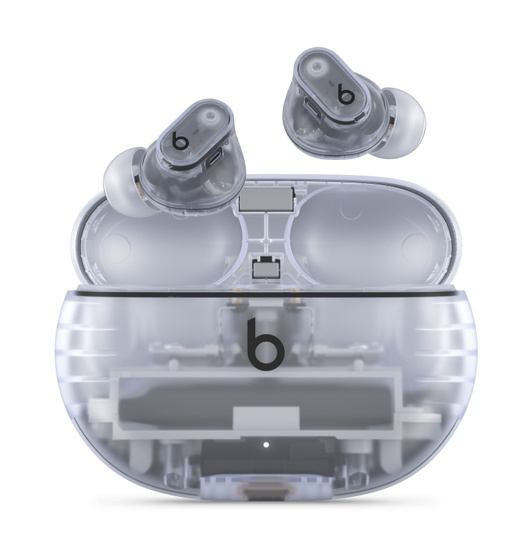 Audífonos Beats Studio Buds   inalámbricos de verdad transparentes, con cancelación de ruido y el logo de Beats, sobre un estuche de carga.