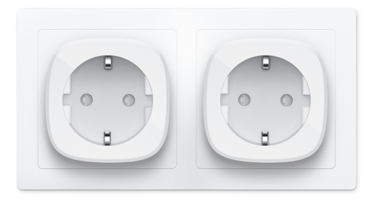 Zwei Eve Energy Stecker in der Matter-Version in einer Steckdose.