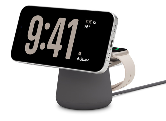 Belkin BOOST CHARGE PRO 2-in-1 Wireless Dock mit MagSafe Ladepad, iPhone lädt im Querformat, Apple Watch dahinter lädt ebenfalls, USB-C Ladekabel unten