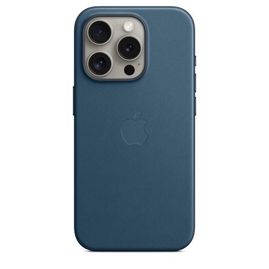 iPhone 15 Pro Feingewebe Case mit MagSafe in Pazifikblau, eingelassenes Apple Logo in der Mitte, angebracht am iPhone 15 Pro in Titan Natur, gesehen durch die Aussparung für die Kamera.