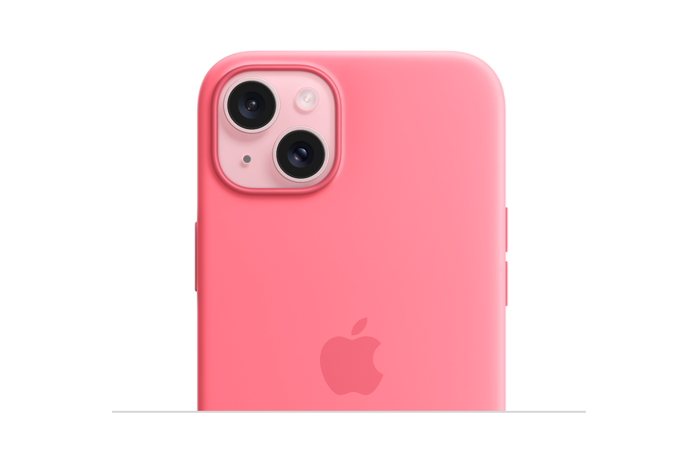 Silikon Case mit MagSafe in Pink, eingelassenes Apple Logo in der Mitte, angebracht am iPhone 15 in Rosé, gesehen durch die Aussparung für die Kamera.