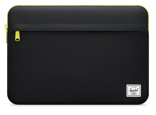 Herschel Supply Anchor Sleeve (MacBook)은 상단 지퍼, 지퍼식 전면 포켓, 오른쪽 하단의 회사 로고가 특징입니다