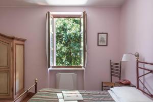 奥维多波斯塔酒店的一间卧室设有一张床和一个窗口
