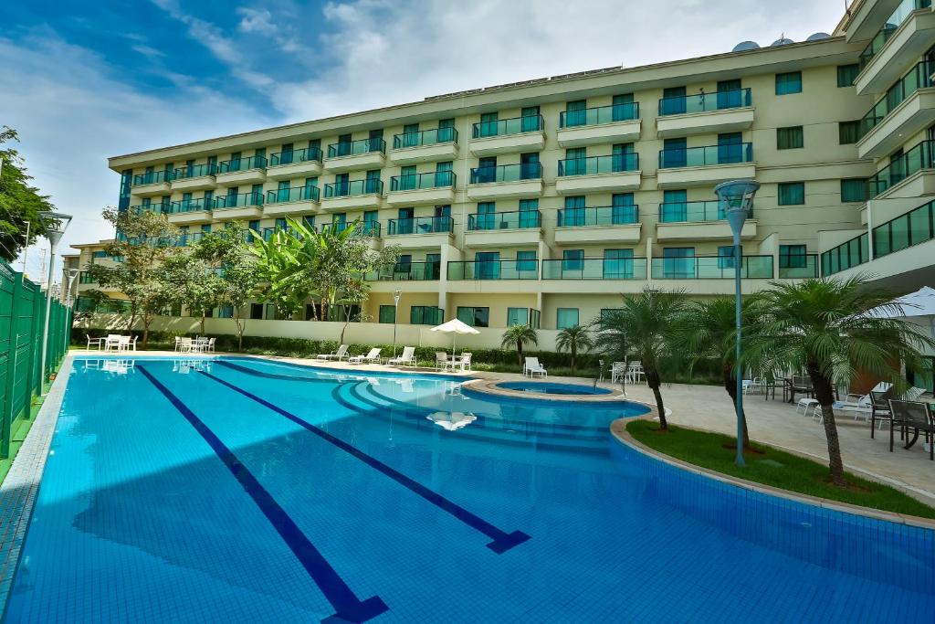 una piscina di fronte a un hotel di Quality Hotel & Suites Brasília a Brasilia