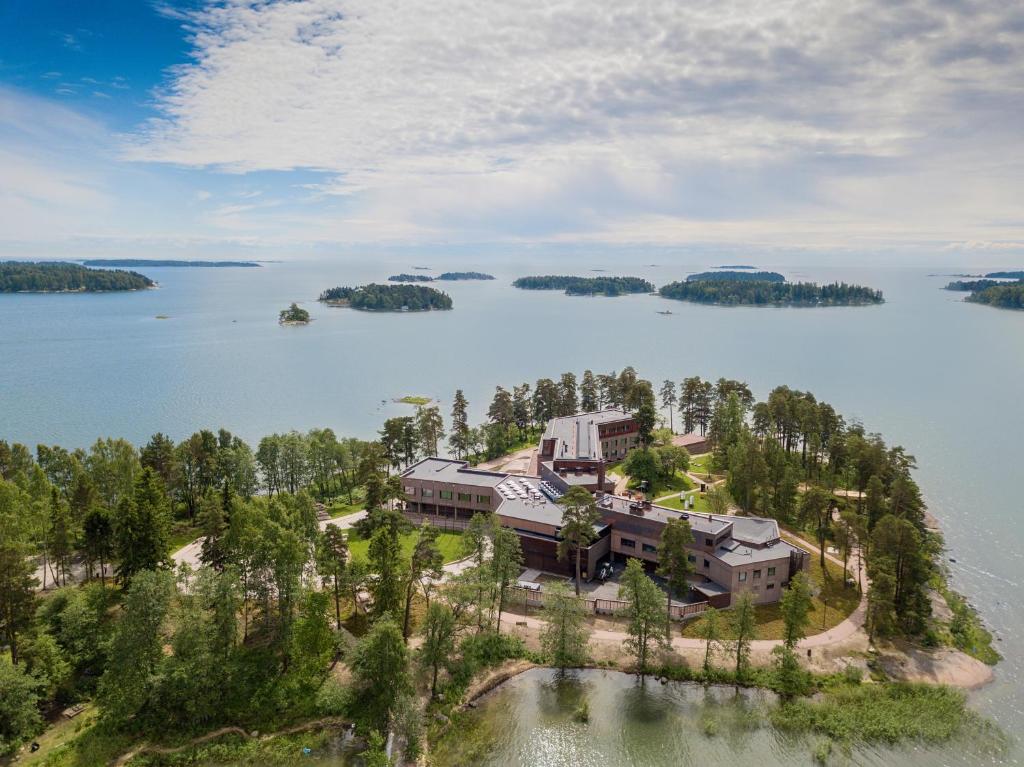 eine Luftansicht eines Hauses auf einer Insel in einem See in der Unterkunft Hotel Hanasaari in Espoo