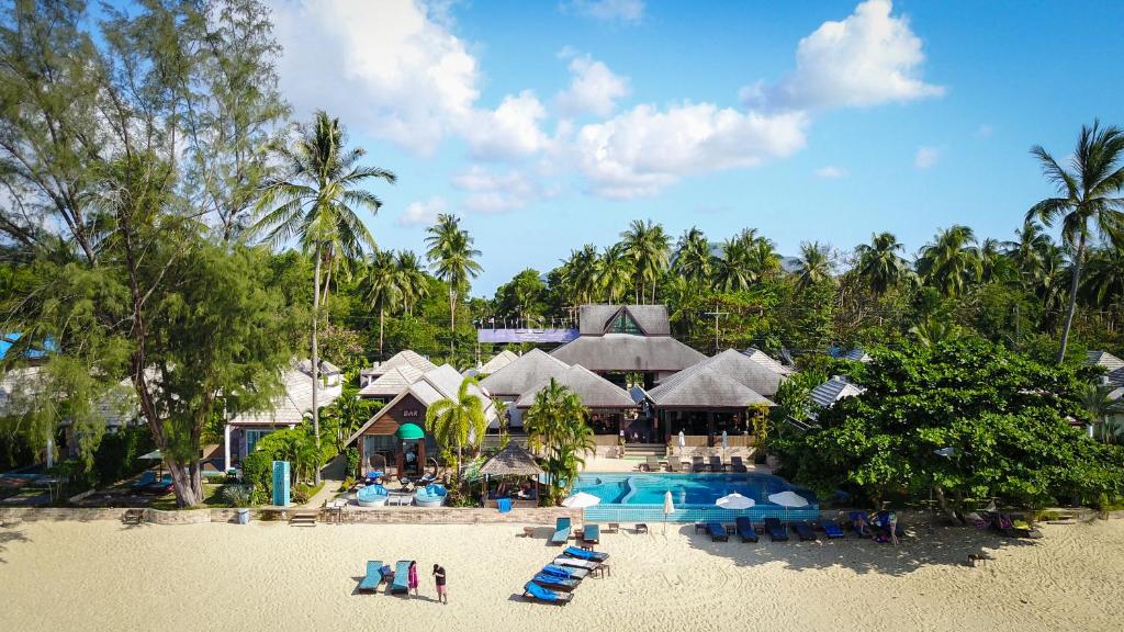 einen Luftblick auf ein Resort mit einem Pool in der Unterkunft Sea Valley Resort in Lipa Noi