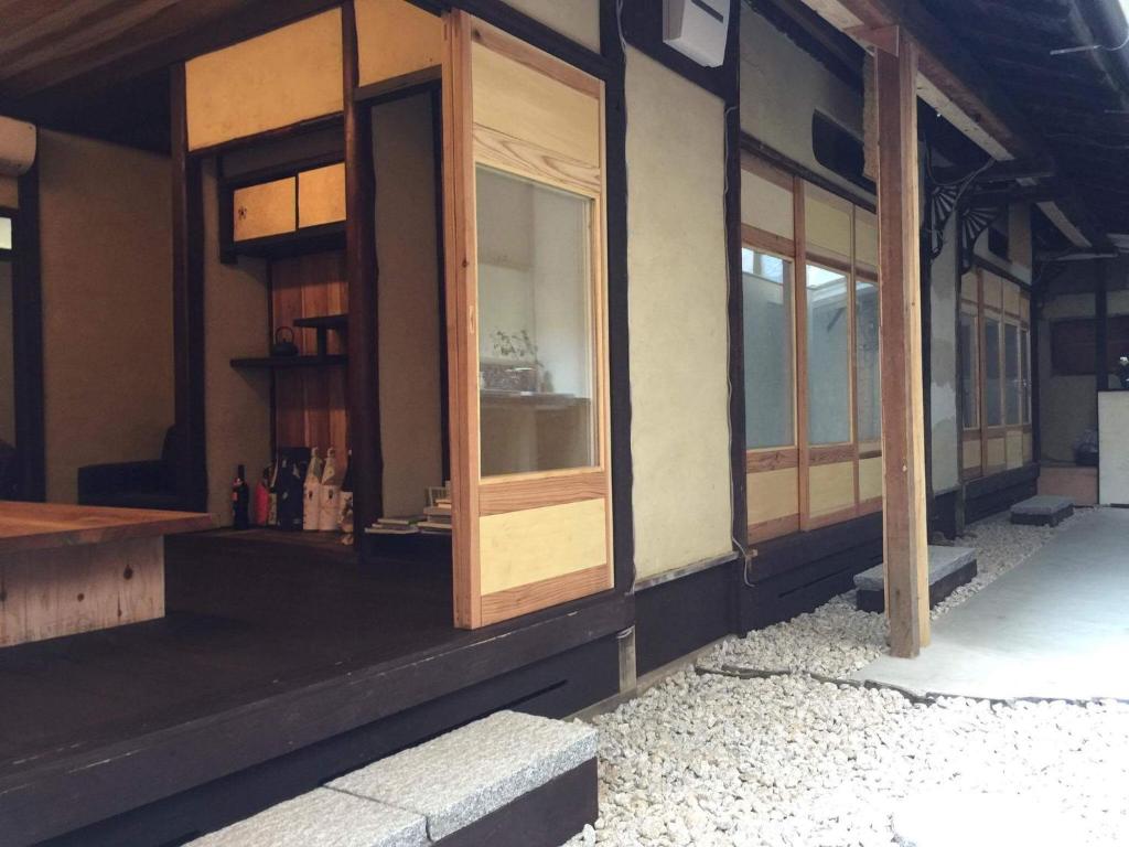 京都市にある吉田の小さな宿 入ルの木製のドアと窓が付いた建物