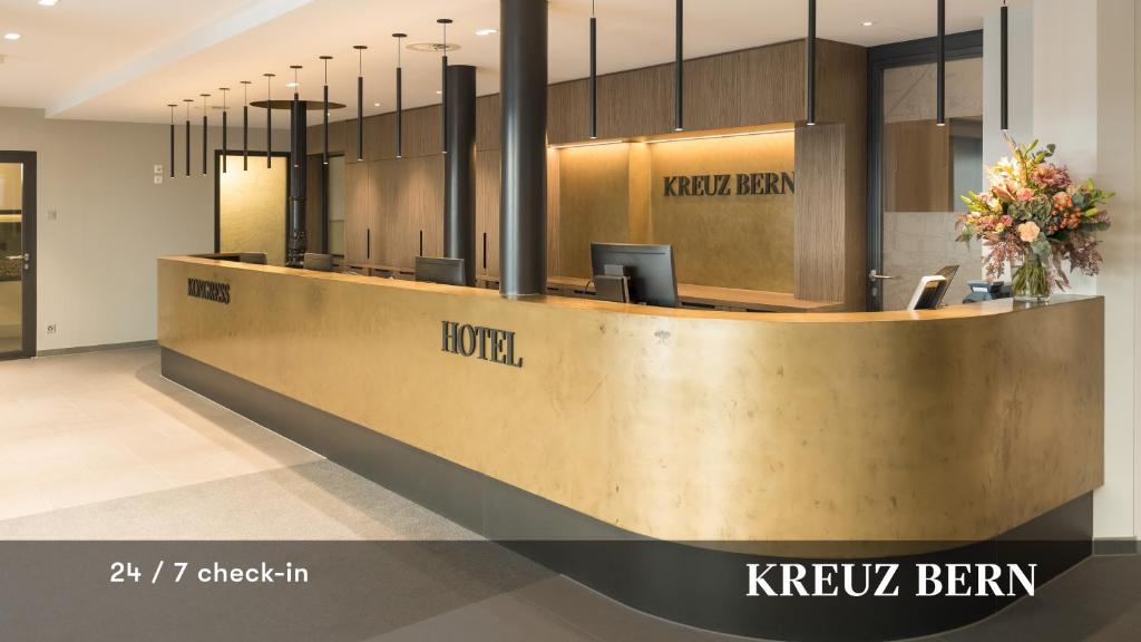 hol hotelu z recepcją w obiekcie Kreuz Bern Modern City Hotel w mieście Berno