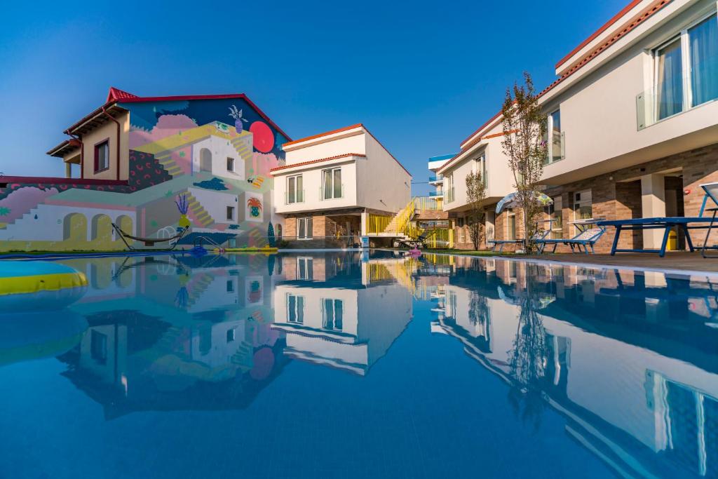 uma piscina de água em frente a um edifício em Nayino Resort Hotel em Mamaia Nord – Năvodari