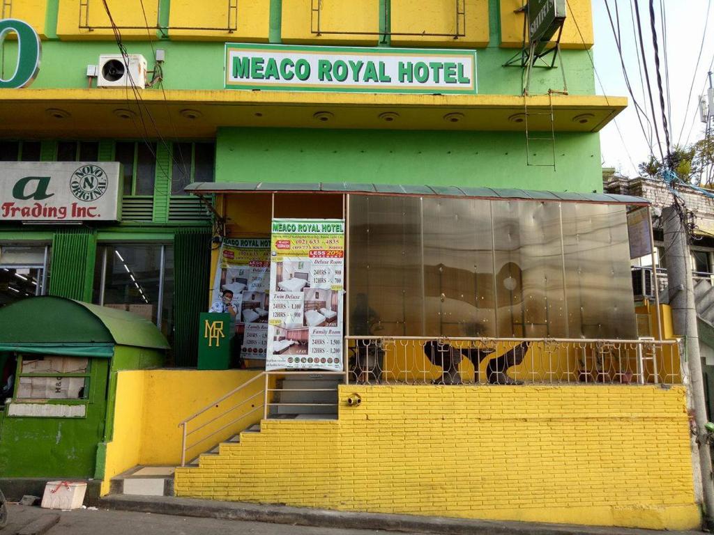 タイタイにあるMeaco Royal Hotel - Taytayの建物前の黄色い階段の店舗