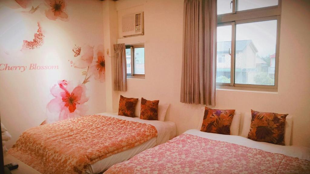 Tempat tidur dalam kamar di Guiju Lin Garden Homestay