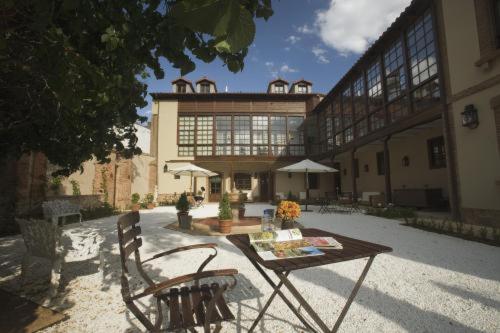 une table et des chaises devant un bâtiment dans l'établissement Posada Real Casa de Tepa, à Astorga