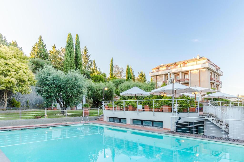 Piscina de la sau aproape de Hotel Umbria