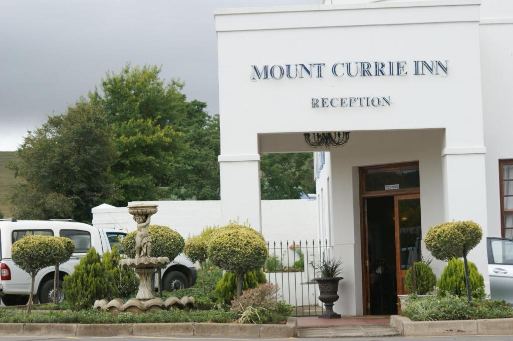 een gebouw met een bord dat Mount betonnen herberg leest bij Mount Currie Inn in Kokstad