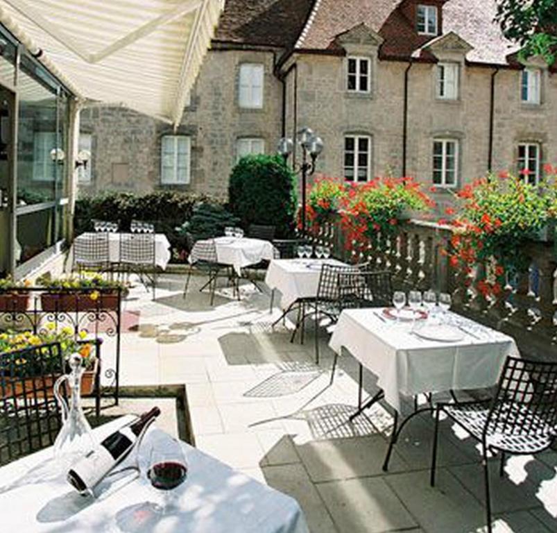 Restaurace v ubytování Logis Hôtel Le Cheval Blanc