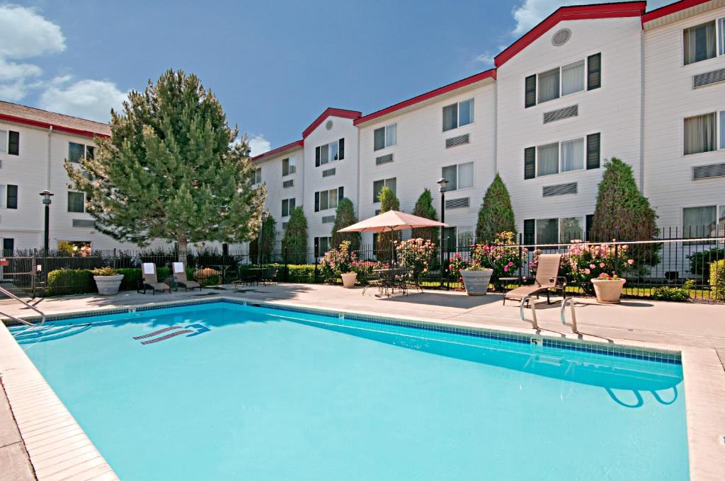 una piscina di fronte a un edificio di Inn America - Boise a Boise