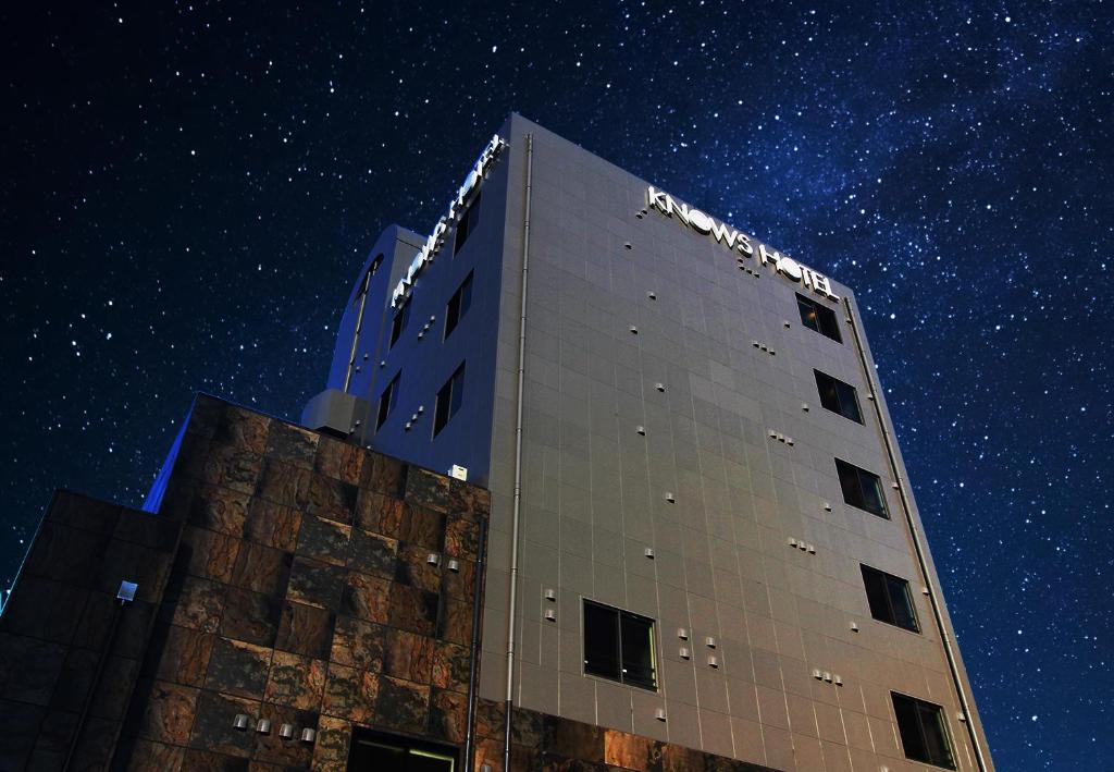 um edifício à noite com um céu estrelado em KNOWS HOTEL em Numazu