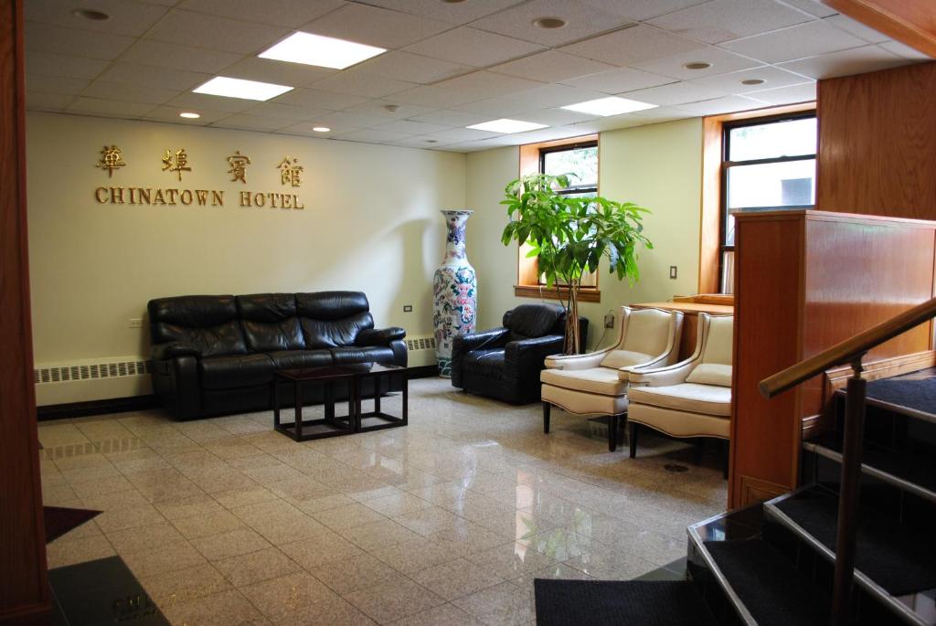 een wachtkamer met lederen meubels en een bord aan de muur bij Chinatown Hotel Chicago in Chicago