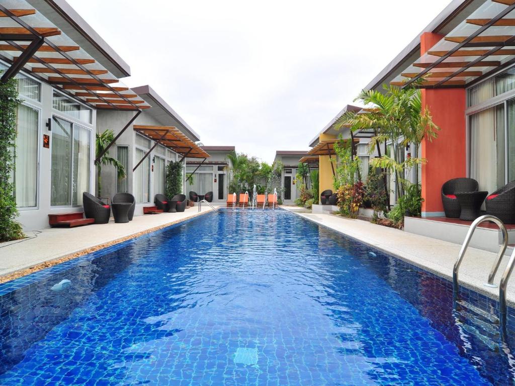 - une piscine au milieu d'une maison dans l'établissement Phu NaNa Boutique Hotel - SHA Plus, à Rawai Beach