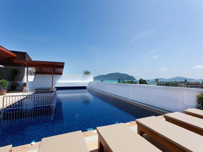 - une piscine sur le côté d'un bâtiment dans l'établissement Rawai Princess Hotel, à Rawai Beach