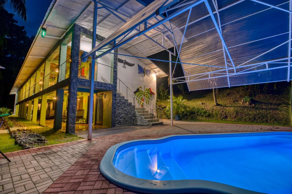 uma casa com piscina em frente a um edifício em Hotel Casa Conley Del Mar em Puerto Viejo