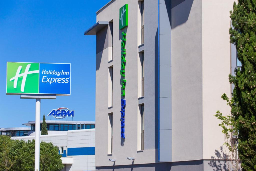 Certifikat, nagrada, logo ili neki drugi dokument izložen u objektu Holiday Inn Express Toulon - Est, an IHG Hotel