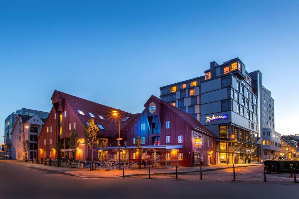 un gruppo di edifici in una città di notte di Radisson Blu Hotel Tromsø a Tromsø