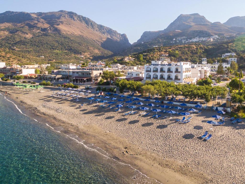 una vista aérea de una playa con sillas y sombrillas en Alianthos Beach Hotel, en Plakias