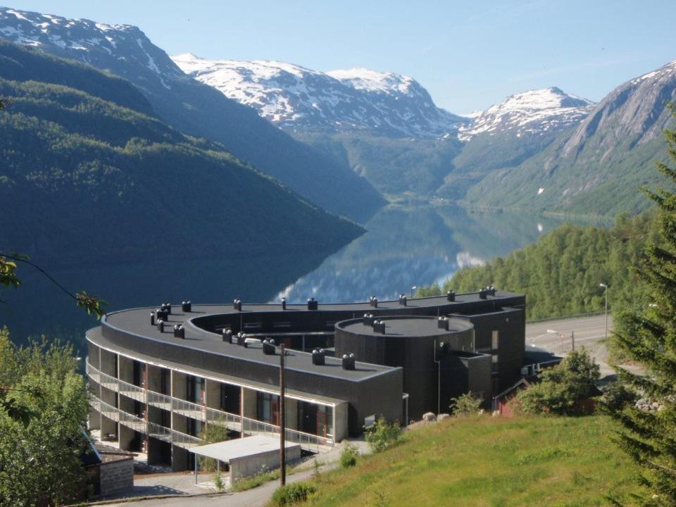 - un bâtiment avec vue sur la vallée et les montagnes dans l'établissement Hordatun Hotel, à Røldal