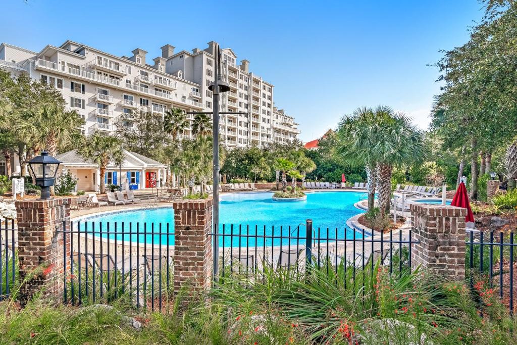 Swimmingpoolen hos eller tæt på Bahia Condos