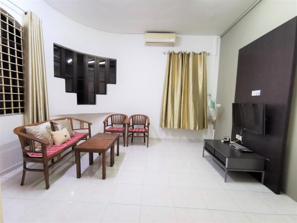 Warni Villa 8 Whole Or Room في موار: غرفة معيشة مع كراسي وطاولة وتلفزيون