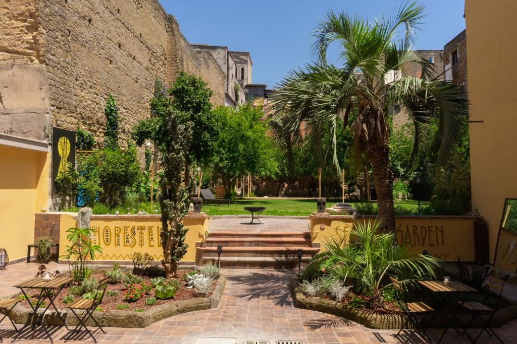 Garden sa labas ng HOPESTEL Secret Garden Napoli