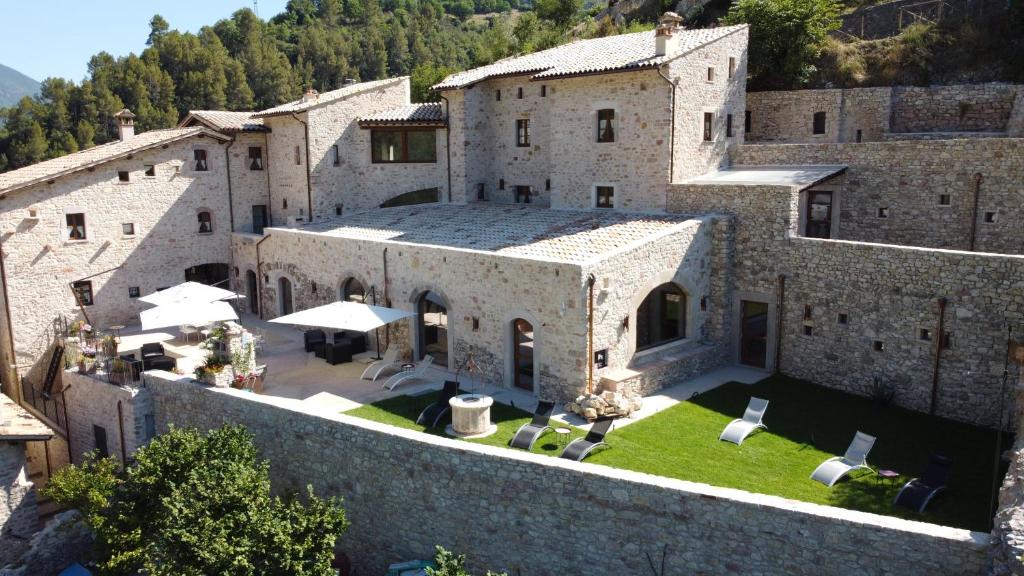 una vista aérea de un gran edificio de piedra en Torre Del Nera Albergo diffuso & Spa en Scheggino