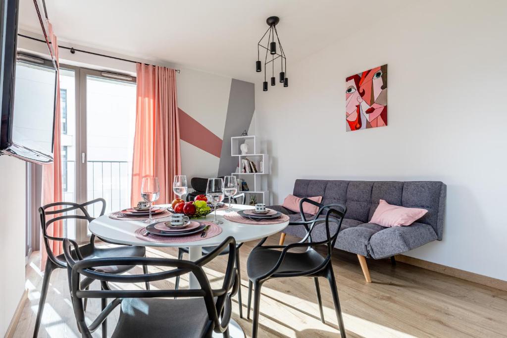 a living room with a table and chairs and a couch at Apartament Old Town Nest in Gdańsk