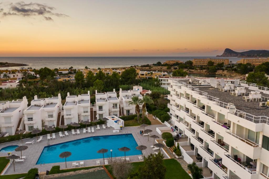 una vista aérea de un complejo con piscina en Camelina Suites, en Bahía de San Antonio