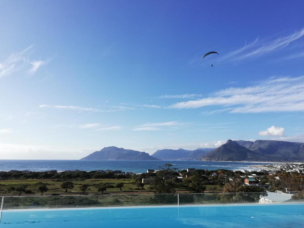 - une vue sur l'océan depuis la piscine dans l'établissement Mountain & Sea Apartments, à Kommetjie