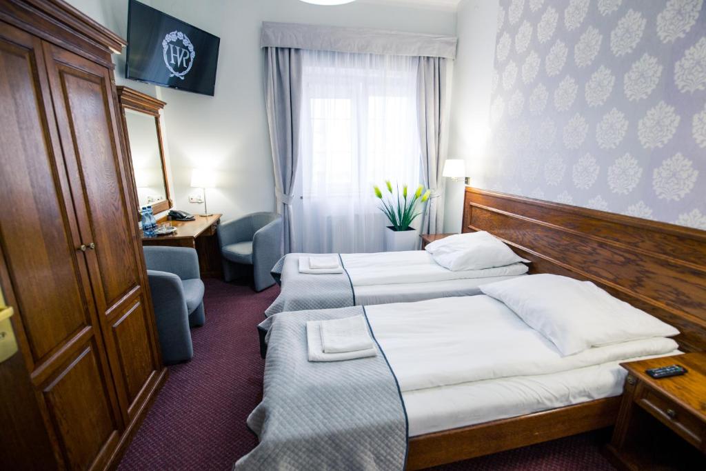 Habitación de hotel con 2 camas y ventana en Hotel Villa Riviera en Rzeszów
