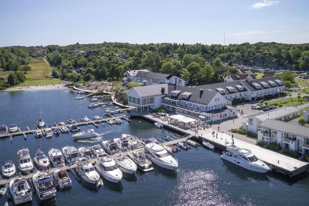 una vista aérea de un puerto deportivo con barcos en el agua en Havna Tjøme Hotel, en Tjøme