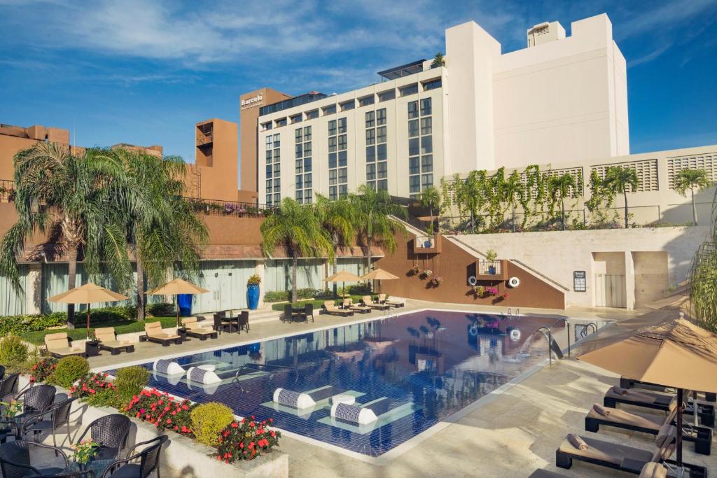 una imagen de un hotel con piscina en Barceló Santo Domingo en Santo Domingo