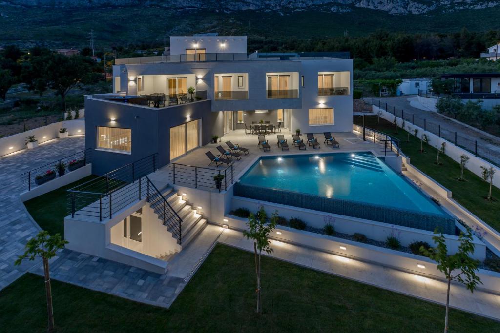 een luchtzicht op een huis met een zwembad bij Luxurious Villa Meri in Kaštela