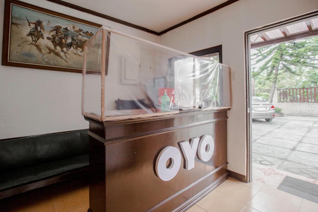 een lege omo tank in een kamer met een raam bij OYO 741 Sierra Travellers Inn in Tagaytay