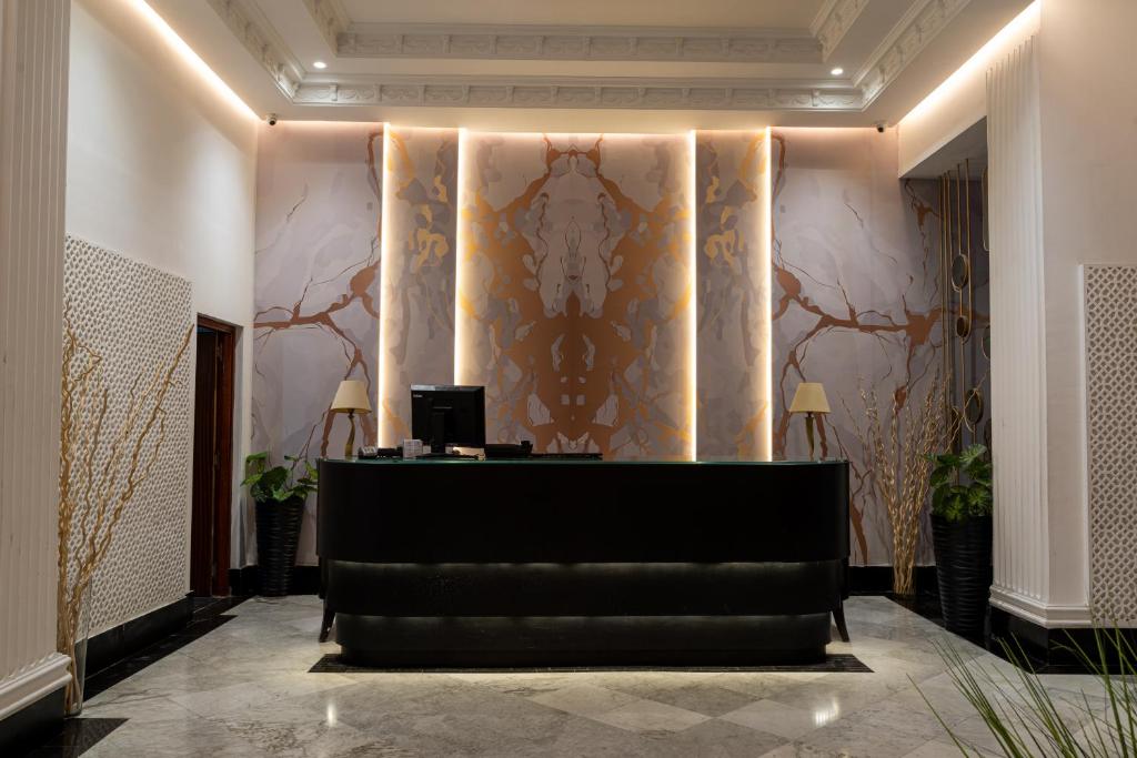 hol hotelowy z recepcją i ścianą w obiekcie Hotel Majestic w mieście Casablanca