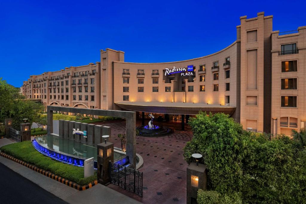 una rappresentazione dell'esterno di un hotel di Radisson Blu Plaza Delhi Airport a Nuova Delhi