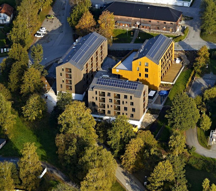 una vista in alto di un campus scolastico con edifici di JBX Resort Avenue Lipno a Lipno nad Vltavou