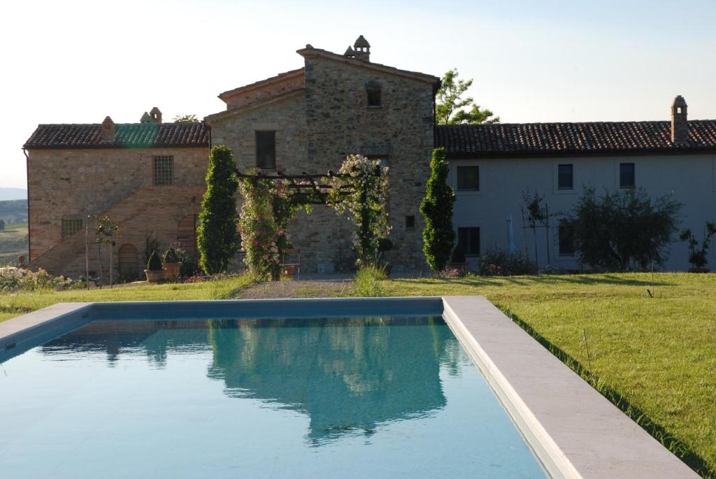 una grande piscina di fronte a un edificio di Casarciccia a Todi