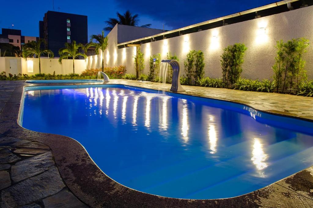 een zwembad met blauw water voor een gebouw bij Marezzi Hotel Aracaju in Aracaju