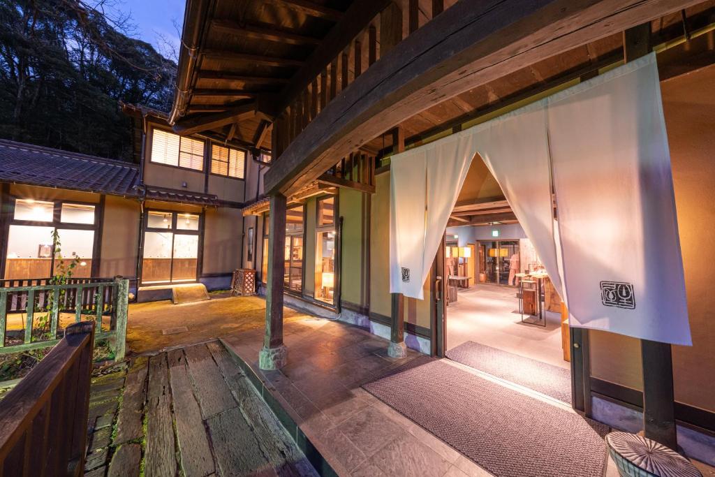 - Vistas al exterior de un edificio con porche en Ryokan Nushiya, en Gotsu