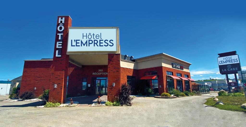 un panneau de renouvellement d'hôtel sur le côté d'un bâtiment dans l'établissement Hôtel l'Empress, à Rimouski