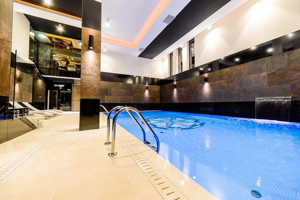 Басейн в Arena Hotel Spa & Wellness або поблизу